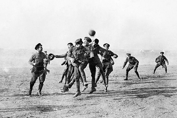 КОЛЕДНО ЧУДО на фронта! Ето как футболен мач спира Първата световна война!