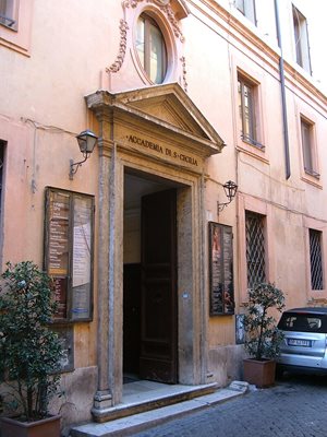 Входът на историческото седалище на академията е в Рим на улица „Витория”