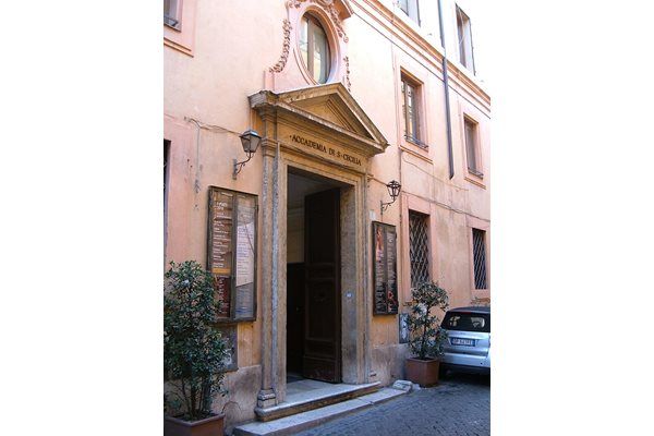 Входът на историческото седалище на академията е в Рим на улица „Витория”