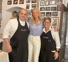 Гуинет Полтроу  със собствениците на ресторанта в Тоскана.
Снимки: Истаграм