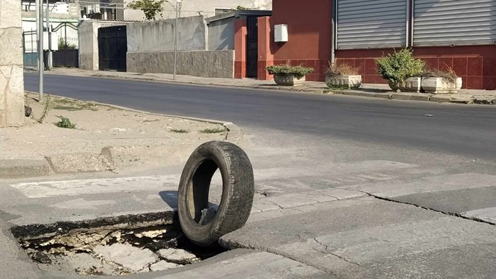 Дупката е на централния път точно на пешеходната пътека.