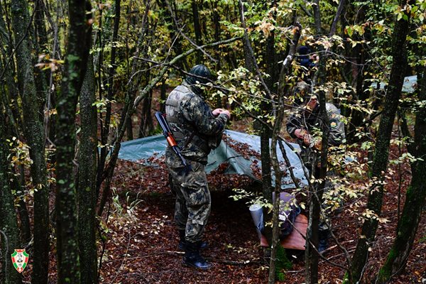 Близо 100 кадети от военния университет "Васил Левски" се учат да оцеляват в дивата природа Снимка: Фейсбук/ Министерство на отбраната