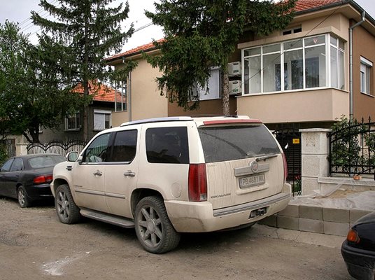 Джипът на Стойчо Ройдов и къщата му в Браниполе. Една ограда ги дели с дома на Иванка.