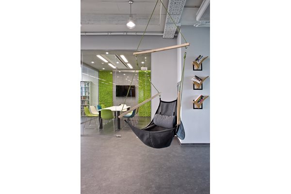 "Креативен дизайн и дух в офиса", арх. Ивета Попова, юни 2016 категория "Обществени интериори"