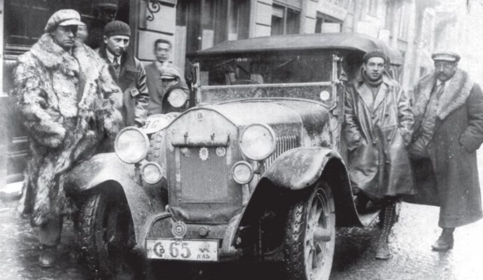 С този мерцедес дядото на Дончо Папазов (с кожуха вляво) обикаля Европа през зимата на 1927 г.  СНИМКА: ЛИЧЕН АРХИВ