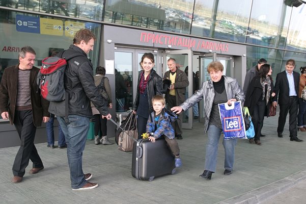 Все повече пасажери ползват летища "Пловдив" и затова общината пуска автобусна линия до аеропорта.