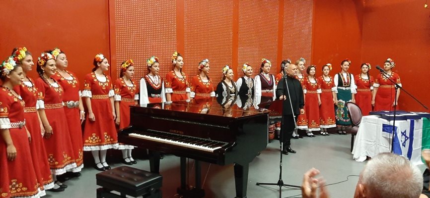 Академичният народен хор на Академията за музикално, танцово и изобразително изкуство