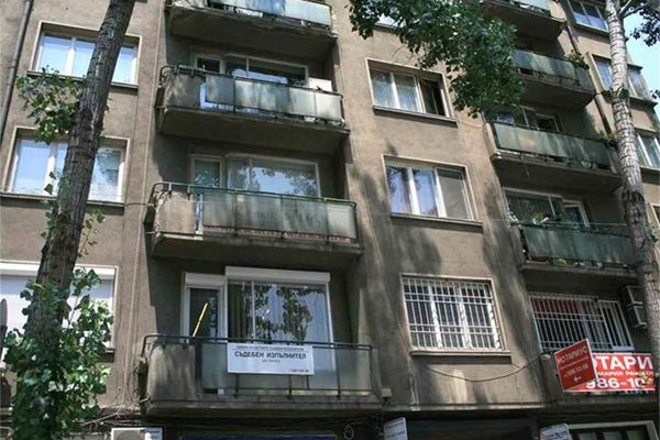 В тази сграда на бул. "Васил Левски" се намира апартаментът, който решили да вземат измамниците.
