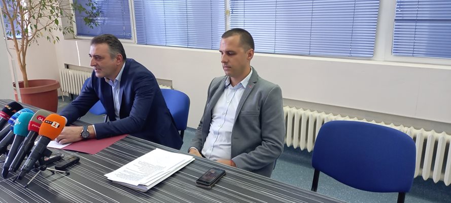 Заместник-районнният прокурор на Пловдив Румен Попов и прокурор Димитър Пехливанов разясниха схемата, по която са работили трафикантите на мигранти.