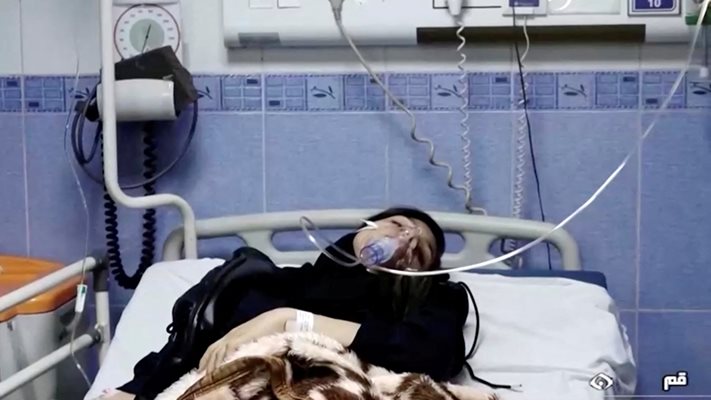 Младо момиче лежи в болница след отравяне в Иран. На снимката вдясно - линейка откарва друга пострадала пред погледа на десетки очевидци.
СНИМКИ: РОЙТЕРС