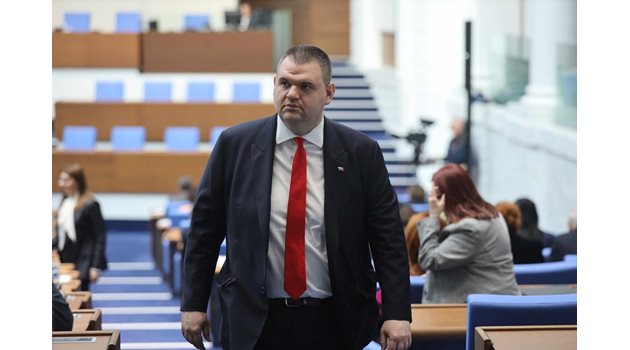 Шефът на групата на ДПС Делян Пеевски отправи нова порция остри критики срещу Христо Иванов