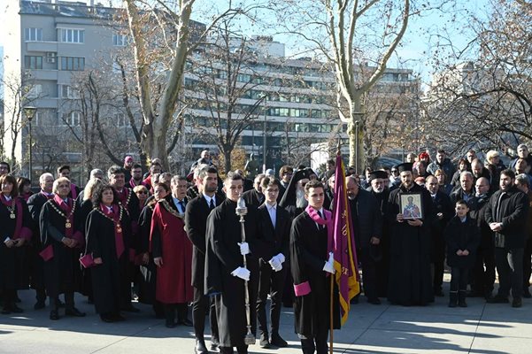 Академичният съвет на Софийския университет поднесе венци на паметника на св. Климент Охридски. 
СНИМКА: ЙЖРДАН СИМЕОНОВ