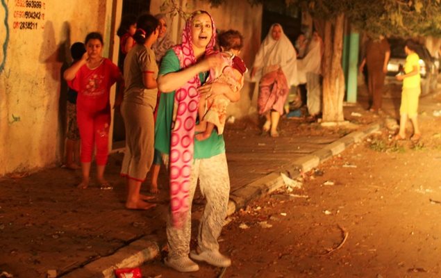Палестинци напускат домовете си след израелската въздушна атака снощи Снимка: Ройтерс