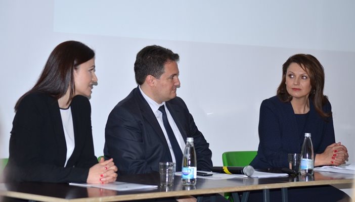 От ляво на дясно - Елица Георгиева, пресаташе на Нова тв, Юрий Вълковски и Ани Салич по време на пресконференцията.  СНИМКА: ЕЛЕНА ДОНКОВА