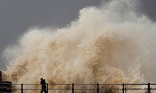 Огромни вълни в Ню Брайтън, Северна Англия