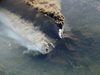 Вулканът Етна изхвърля стълбове дим и лава на 150 метра височина