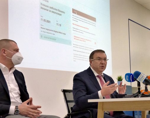 Здравният министър проф. Костадин Ангелов и Ивайло Филипов, шеф на “Информационно обслужване”, представиха е-регистъра за записване на час за ваксина. 
СНИМКА: РУМЯНА ТОНЕВА
