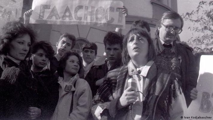 Нери Терзиева и Евгений Тодоров (зад нея) на първия митинг след промените в Пловдив – 18 ноември 1989 г.