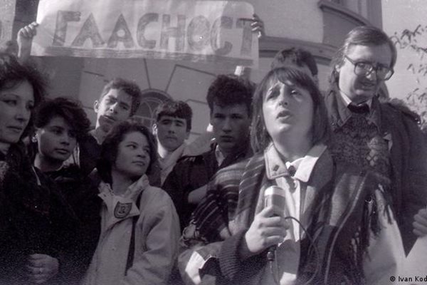 Нери Терзиева и Евгений Тодоров (зад нея) на първия митинг след промените в Пловдив – 18 ноември 1989 г.