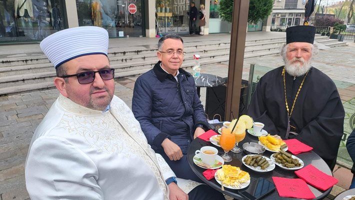 След празничната молитва кметът на Кърджали Хасан Азис почерпи с кафе енорийския свещеник отец Петър Гарена и мюфтията Басри Еминефенди.