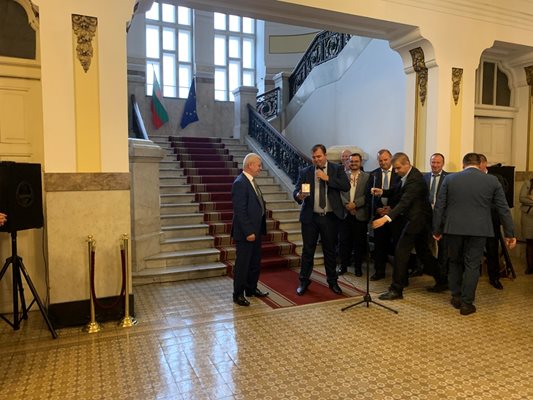 Церемонията по встъпване в длъжност между служебният министър Явор Гечев и наследникът му Кирил Вътев.