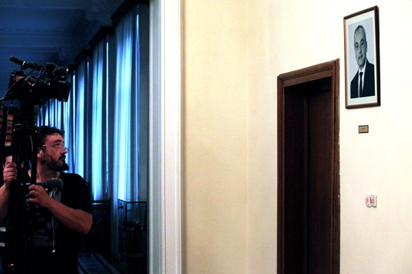 Портретът на Гълъб Донев в коридора на Министерски съвет.
СНИМКА: ВЕЛИСЛАВ НИКОЛОВ