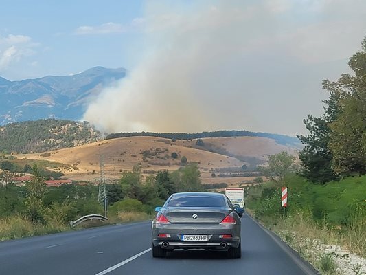 Пожарът край Михилци вдигна на крак огнеборците.