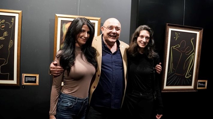 Двете красиви дъщери на Сърменов също дойдоха да го поздравят
Снимка: ПЛАМЕН КОДРОВ