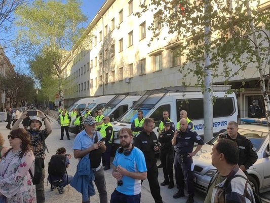 Граждани протестират пред МВР, искат оставката на Калин Стоянов
СНИМКА: Георги Кюрпанов - Генк