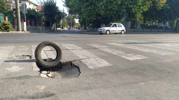 Дупката зее точно на пешеходната пътека на улица "Борис Петров" в квартал "Прослав".