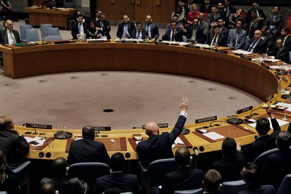 Постоянния представел на Русия в ООН Василий Небензя гласува на заседание в ООН Снимка: Ройтерс