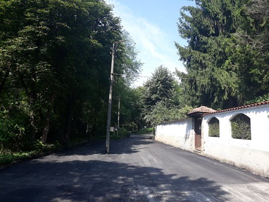 Утъпканата пътека до манастира вече е асфалтирана