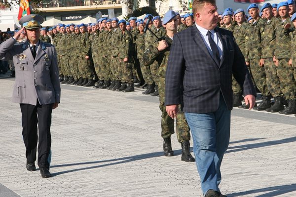 Министърът на отбраната Красимир Каракачанов прие тържествения строй на Силите за специални операции