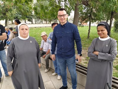 Сестра Светла /вляво/ и други католици казват, че простили на Радев. Снимки: Авторът