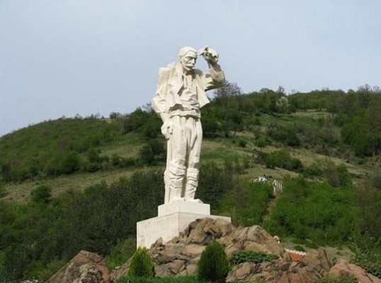 Дядо Йоцо маха на новоосвободена България