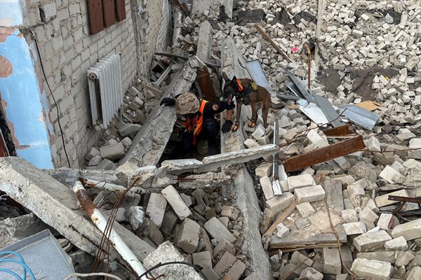 Доброволци претърсват руините в Изюм СНИМКА: Ройтерс