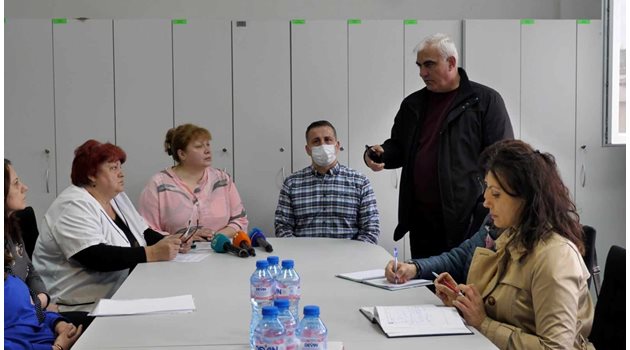 Кметът на Дупница Първан Дангов събра ръководството на училището, за да разбере как са работили с Ивана.