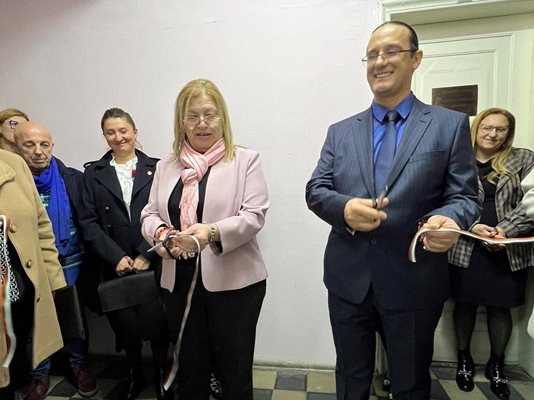 Лентата беше прерязана от председателя на Адвокатската колегия Георги Баев и председателя на Националното бюро за правна помощ Наталия Илиева.