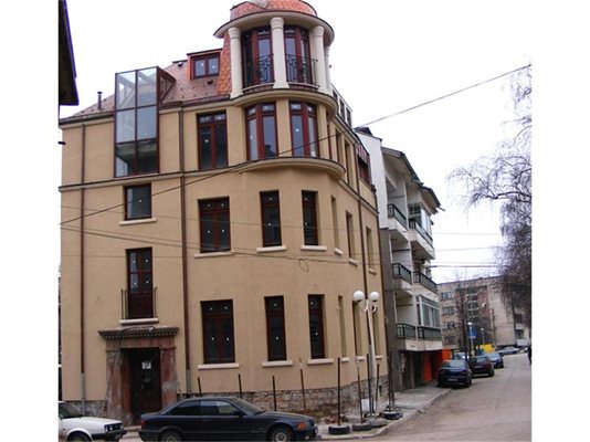 Къщата с офисите на Валери Тодоров-Дебелия в центъра на Враца бе обискирана от спецполицаи.
СНИМКИ: АВТОРЪТ