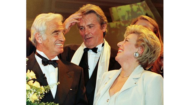 С Жан-Пол Белмондо - вечния му съперник, но и добър приятел, и с германската актриса Мари-Луиз Мариан в Берлин през 1998 г.