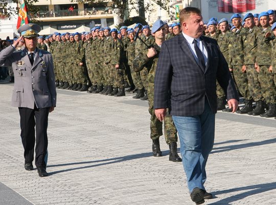 Министърът на отбраната Красимир Каракачанов прие тържествения строй на Силите за специални операции