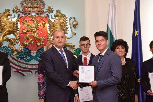 Стивън Спасов получава отличие.
