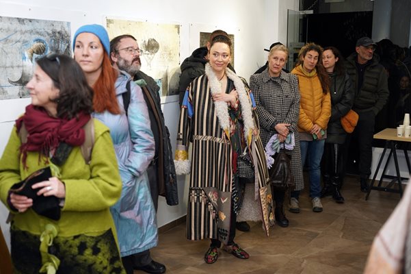 Мая Илиева почете изложба на покойния Кольо Карамфилов