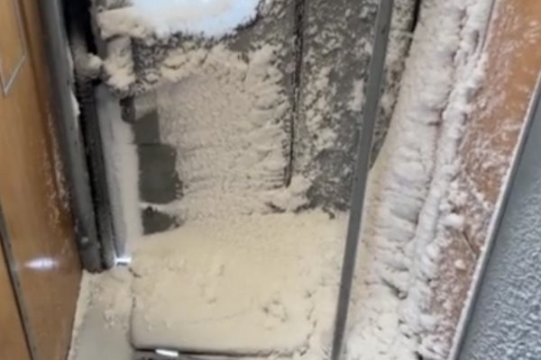 Сняг натрупа във влака София-Бургас