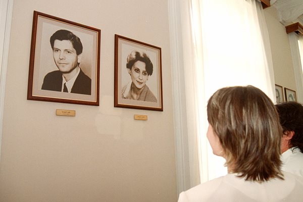Портретите на Жан Виденов и Ренета Инджова.