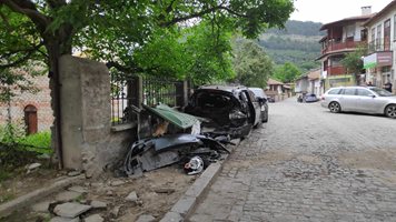 Закопчаха дрогиран, потрошил 4 коли след гонка с полицаи в Търново (Снимки)