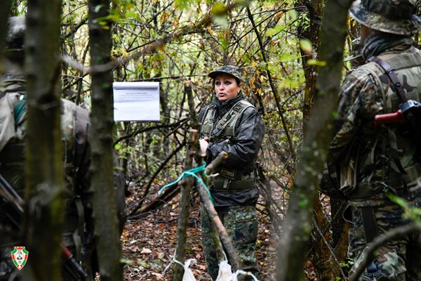 Близо 100 кадети от военния университет "Васил Левски" се учат да оцеляват в дивата природа Снимка: Фейсбук/ Министерство на отбраната