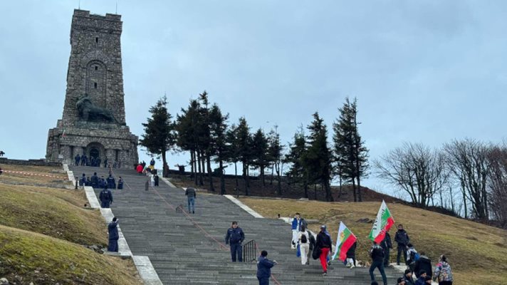 Паметникът е обект на поклонение

през цялата година