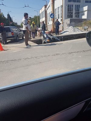 Автомобил пропадна в трап в Търново