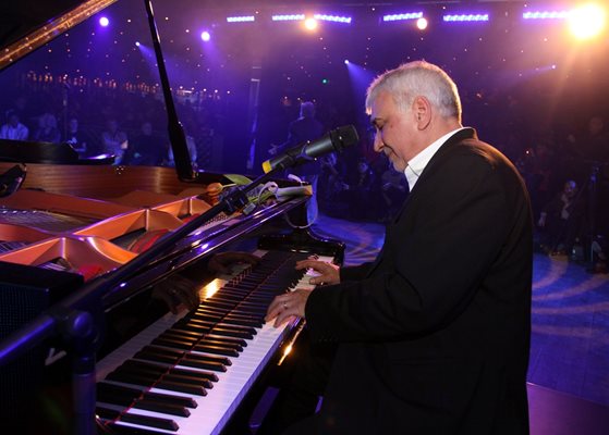 Стефан Димитров на рояла по време на представянето на книгата си "Мъжът на 60 интимно"